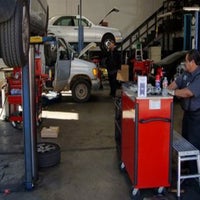 6/30/2014 tarihinde Sully&amp;#39;s Auto Repairziyaretçi tarafından Sully&amp;#39;s Auto Repair'de çekilen fotoğraf