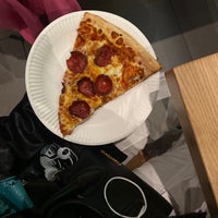 รูปภาพถ่ายที่ New York Pizza โดย N เมื่อ 8/22/2022