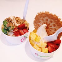 Photo taken at Pinkberry by LETTUCEDINE on 3/11/2015
