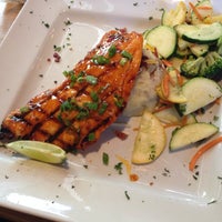 Foto scattata a Lucky Fins Seafood Grill da Jordan W. il 8/2/2014