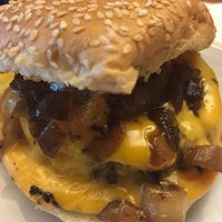 Снимок сделан в Bobby&amp;#39;s Burger Palace пользователем John R. 8/24/2019