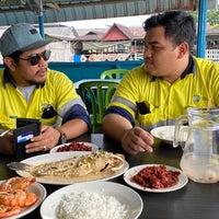 Photo taken at Restoran Rahmat by 𝕙𝕟𝕤 𝕫𝕗𝕣𝕙 on 10/25/2021