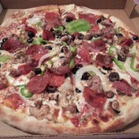 Das Foto wurde bei Victor&amp;#39;s Pizza von Victor&amp;#39;s Pizza am 12/1/2015 aufgenommen
