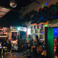 รูปภาพถ่ายที่ Deloreans 80s Bar โดย Alex M. เมื่อ 7/20/2019