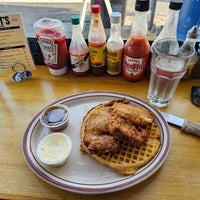 Photo taken at Fat&amp;#39;s Chicken &amp;amp; Waffles by Eliza T. on 5/4/2023