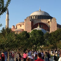 Photo taken at Sultanahmet Havuzlu Bahçe by Abdurrahman G. on 7/16/2015