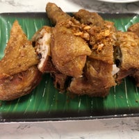 Photo taken at Chuan Yim Fried Chicken by Puw T. on 3/6/2021