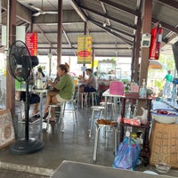 Photo taken at ก๋วยเตี๋ยวเป็ด ร.เรือ by Puw T. on 2/13/2022