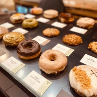 Foto scattata a Crosstown Doughnuts &amp;amp; Coffee da A.A.A il 3/26/2022