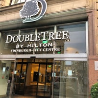 รูปภาพถ่ายที่ DoubleTree by Hilton Edinburgh City Centre โดย Brian C. เมื่อ 9/25/2019