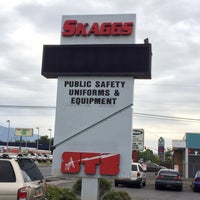 7/7/2014 tarihinde Skaggs Public Safety Uniformsziyaretçi tarafından Skaggs Public Safety Uniforms'de çekilen fotoğraf