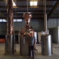 Photo prise au Old Harbor Distilling Co. par Old H. le7/8/2014