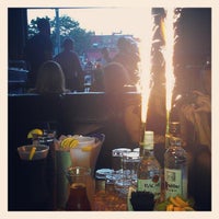 รูปภาพถ่ายที่ 6th Borough Restaurant and Lounge โดย Allandy เมื่อ 6/9/2012
