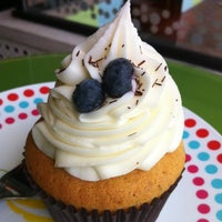 รูปภาพถ่ายที่ Sugarkissed Delectable Desserts โดย David N. เมื่อ 8/18/2012