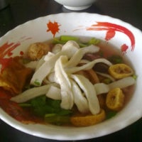 Photo taken at เจ้เกียง ก๋วยเตี๋ยวลูกชิ้นปลา by Pongsakorn R. on 5/22/2012