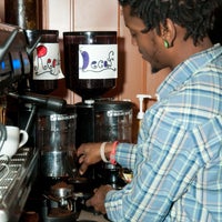 Photo prise au The Happy Cappuccino Coffee House par Matt R. le2/5/2012