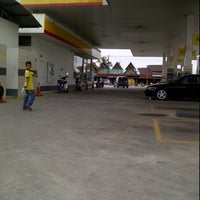 Foto diambil di Shell oleh Nor Azalea S. pada 5/25/2012