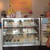 Foto tomada en Rowie&amp;#39;s Bakery  por Crizalynne V. el 7/24/2012