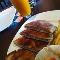 Foto diambil di Hadoota Masreya Restaurant &amp;amp; Cafe oleh Bud F. pada 8/26/2012