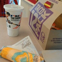 Photo taken at Taco Bell by Viny G. on 6/18/2012