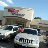 รูปภาพถ่ายที่ Hy-Vee Drugstore โดย Jason B. เมื่อ 6/1/2012