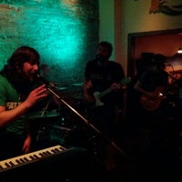รูปภาพถ่ายที่ Rumrunners Pub &amp;amp; Eatery โดย Jon K. เมื่อ 3/18/2012