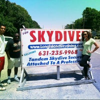 Foto tirada no(a) Skydive Long Island por Shar H. em 6/16/2012