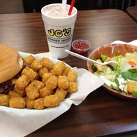 Снимок сделан в Grizzly Burger House пользователем Dave G. 6/17/2012