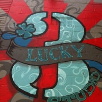 8/29/2012 tarihinde Amanda K.ziyaretçi tarafından Lucky 3 Barber'de çekilen fotoğraf