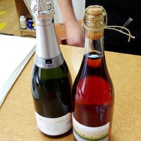 รูปภาพถ่ายที่ Wine Authorities โดย Ed C. เมื่อ 5/31/2012