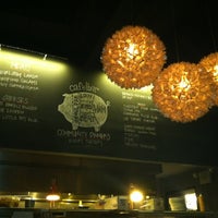 6/13/2012 tarihinde Emily H.ziyaretçi tarafından Cafe Bar'de çekilen fotoğraf