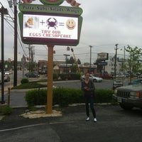 Foto tomada en Cheezy&amp;#39;s Pizza &amp;amp; Subs  por Joseph R. el 4/26/2012