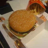 รูปภาพถ่ายที่ McDonald&amp;#39;s โดย Cédric I. เมื่อ 4/8/2012