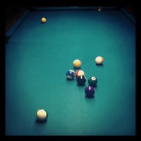 Foto diambil di Cue Time Cocktails &amp; Billiards oleh Wendi M. pada 6/17/2012