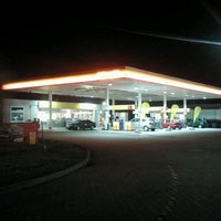 Foto tirada no(a) Shell por Kola C. em 3/1/2012