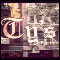 6/28/2012 tarihinde Julian L.ziyaretçi tarafından Ty&amp;#39;s Bar'de çekilen fotoğraf