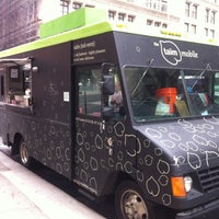 Photo prise au Taïm Mobile Falafel &amp;amp; Smoothie Truck par Nathan M. le5/23/2012