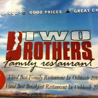 Foto scattata a Two Brothers Restaurant da Matthew R. il 4/28/2012