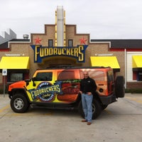 รูปภาพถ่ายที่ Fuddruckers โดย Sam C. เมื่อ 3/23/2012