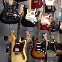 รูปภาพถ่ายที่ Long &amp;amp; McQuade Musical Instruments โดย Samantha C. เมื่อ 6/2/2012