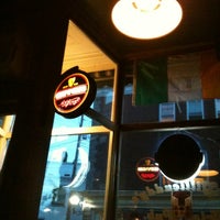 รูปภาพถ่ายที่ McGillicuddy&amp;#39;s Irish Pub โดย Daniel B. เมื่อ 5/30/2012