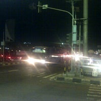 Das Foto wurde bei Traffic Light Cibarusah von Hendrajana H. am 2/24/2012 aufgenommen