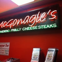 รูปภาพถ่ายที่ McGonagle&amp;#39;s Philly Cheesesteaks โดย Rowie N. เมื่อ 2/26/2012