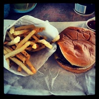 Foto tomada en D. Lish&amp;#39;s Great Hamburgers  por Dustin W. el 5/19/2012