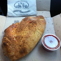 รูปภาพถ่ายที่ Rosati&#39;s Pizza โดย Crystal S. เมื่อ 6/19/2012