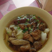 Photo taken at ก๋วยจั๊บไก่ คลองแงะ by Torn on 6/10/2012