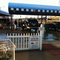 Foto tirada no(a) Speedy Car Wash &amp;amp; Oil Change por Melissa Z. em 2/16/2012