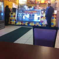 3/18/2012 tarihinde Toni M.ziyaretçi tarafından Golden Krust Caribbean Restaurant'de çekilen fotoğraf
