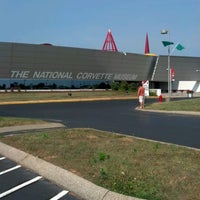 Foto tirada no(a) National Corvette Museum por Rebecca em 6/16/2012