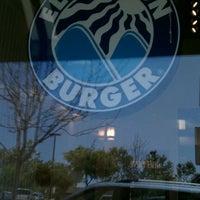 Foto scattata a Elevation Burger da Joshua P. il 5/3/2012